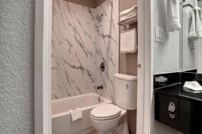1 Full Bed  ADA/RI Shower/Mini Fridge - foto 15