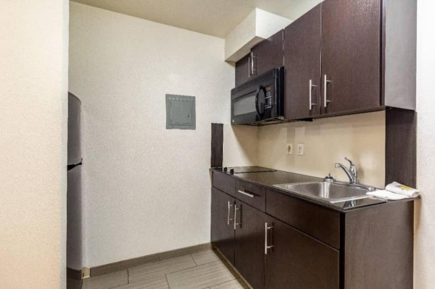 1 Queen Bed  Mobil Access Tub Nsmk Kitchen - foto 19