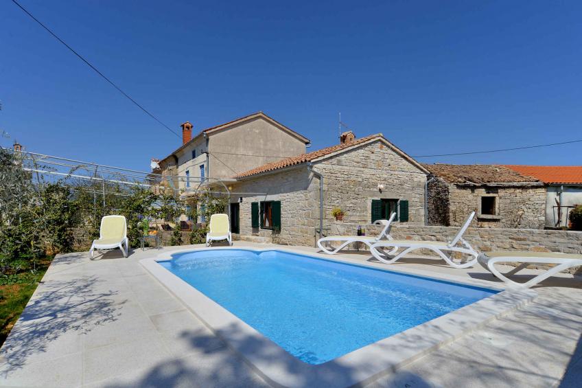 Holiday home with swimming pool on traditional property - BF-XFY94