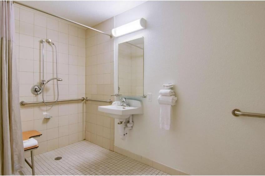 1 Full Bed  ADA/RI Shower - foto 26