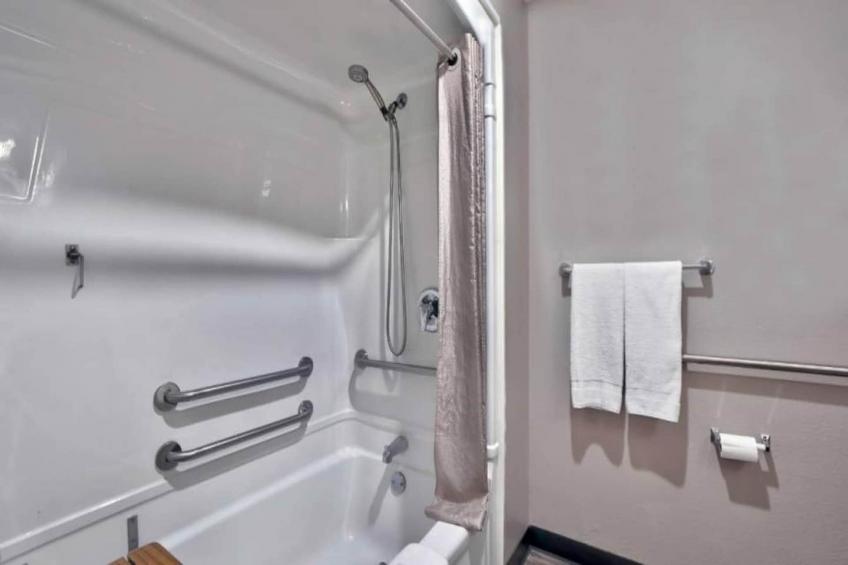 1 King Bed  Mobility Accessible Tub Nsmk - foto 14