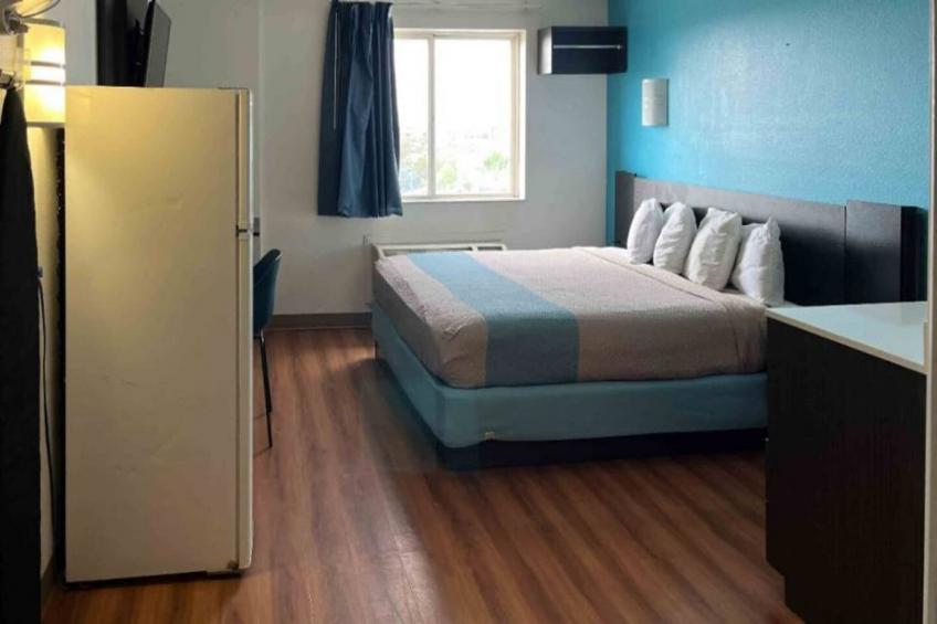 1 King Bed  Non-Smoking Kitchen - foto 5