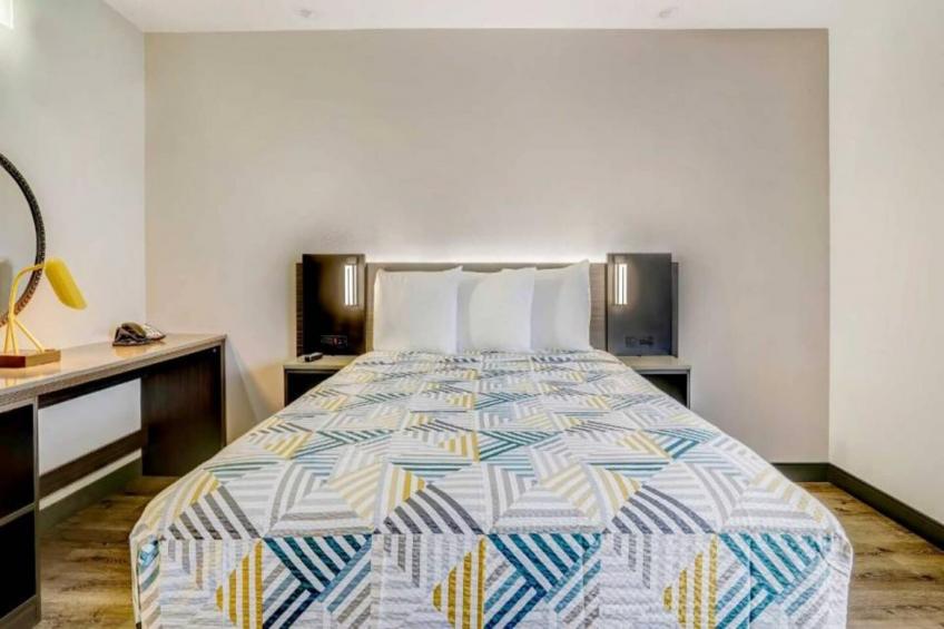 1 Queen Bed  Hearing Accessible Nsmk - foto 11