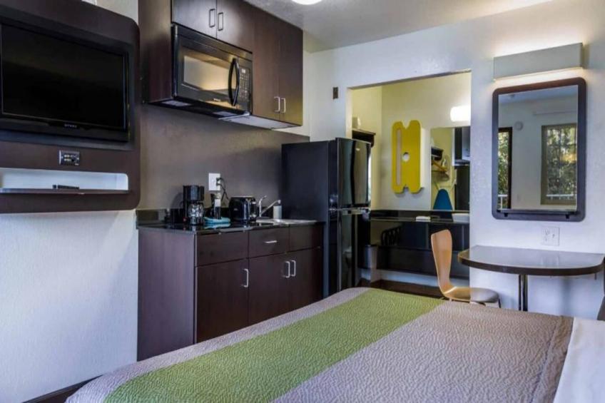 1 Queen Bed  Non-Smoking Kitchen - foto 16