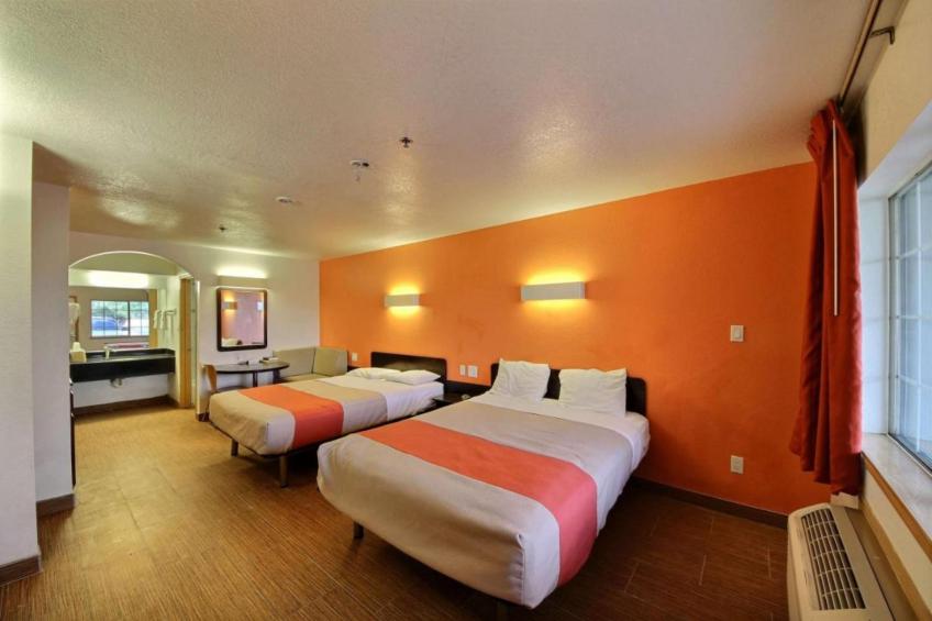 2 Queen Beds  Smoking Kitchen - foto 19