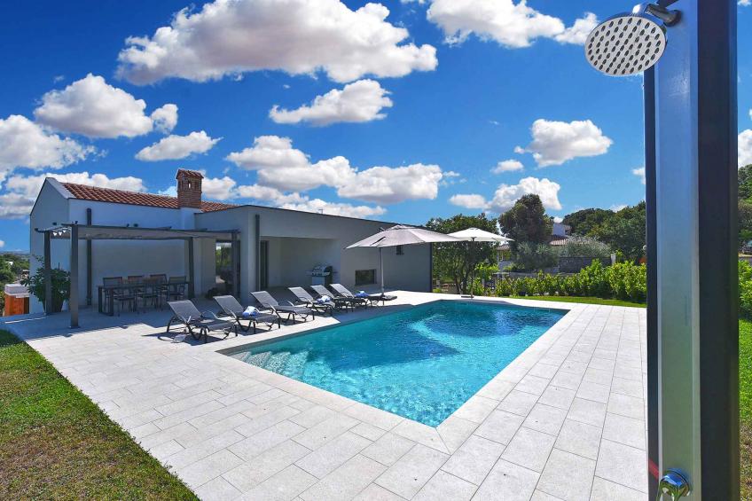 Villa avec piscine et grand jardin - BF-KZGH2