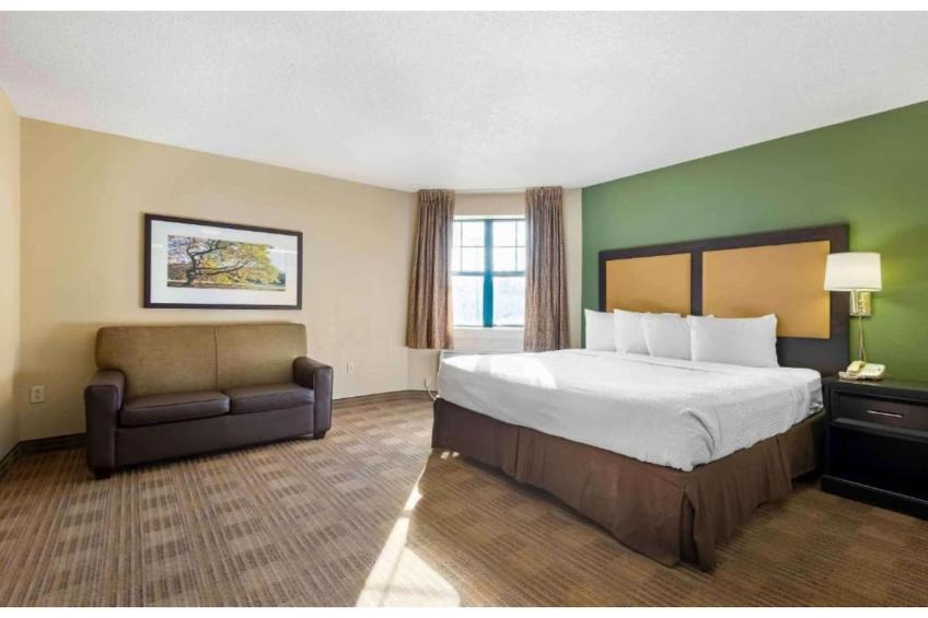 1 King Bed | Non-Smoking, Kitchen, Shower - foto 6