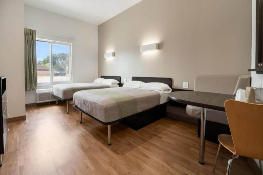 2 Queen Beds  Suite Non-Smoking Kitchen - foto 2