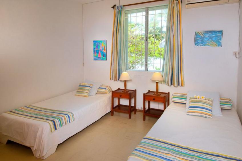 mit Blick auf das Wasser