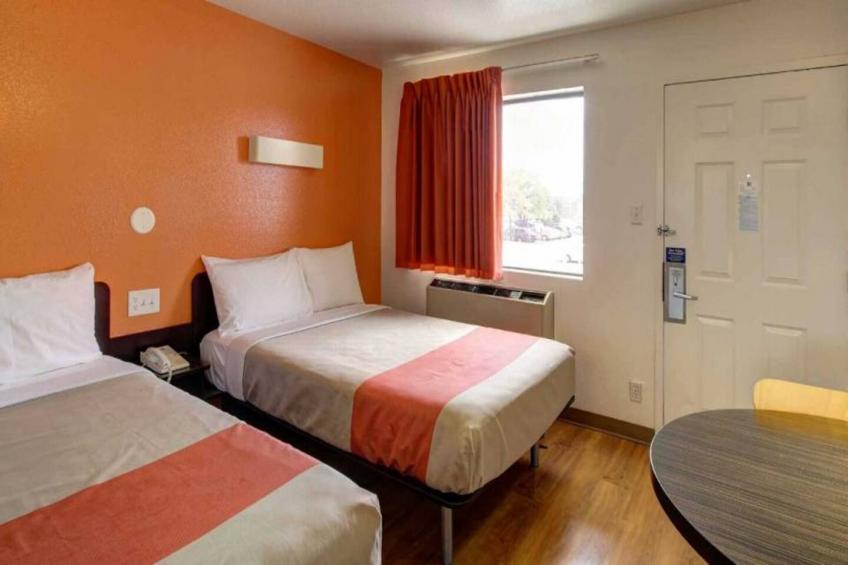 2 Full Beds  Non-Smoking Micfridge - foto 7
