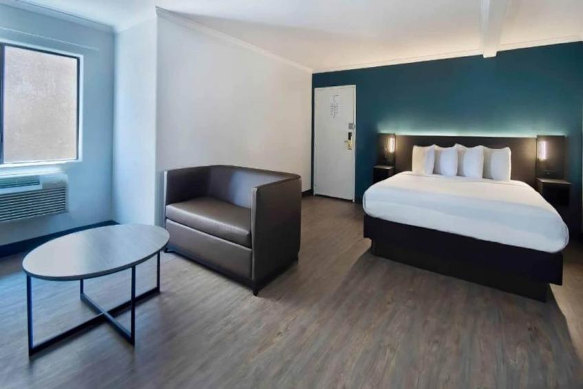 1 King Bed  Non-Smoking Hot Tub - foto 8