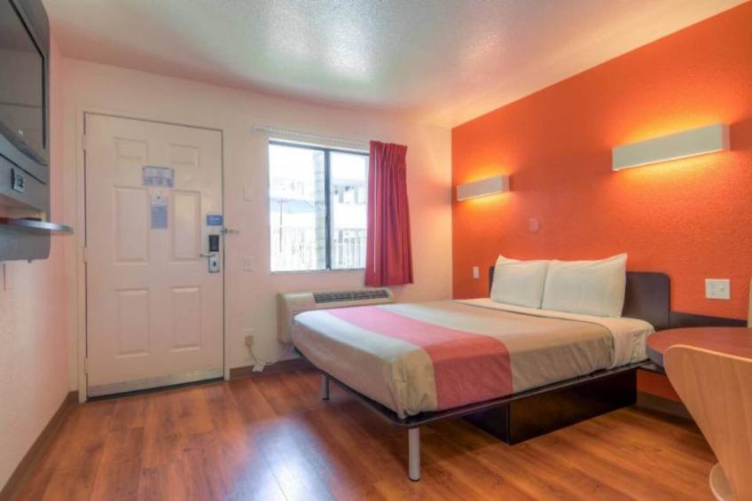 1 Queen Bed  Deluxe Mini Fridge - foto 6