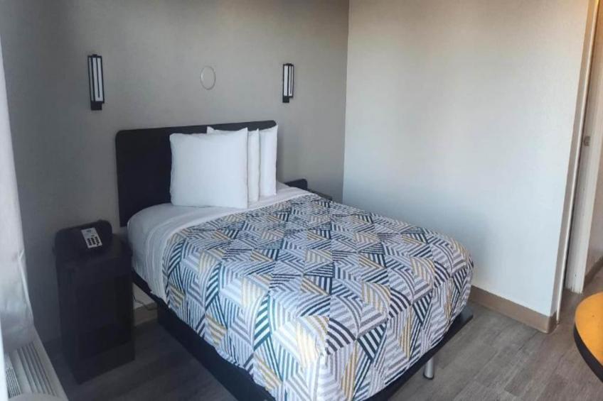 1 Queen Bed  Non-Smoking Micfridge - foto 4