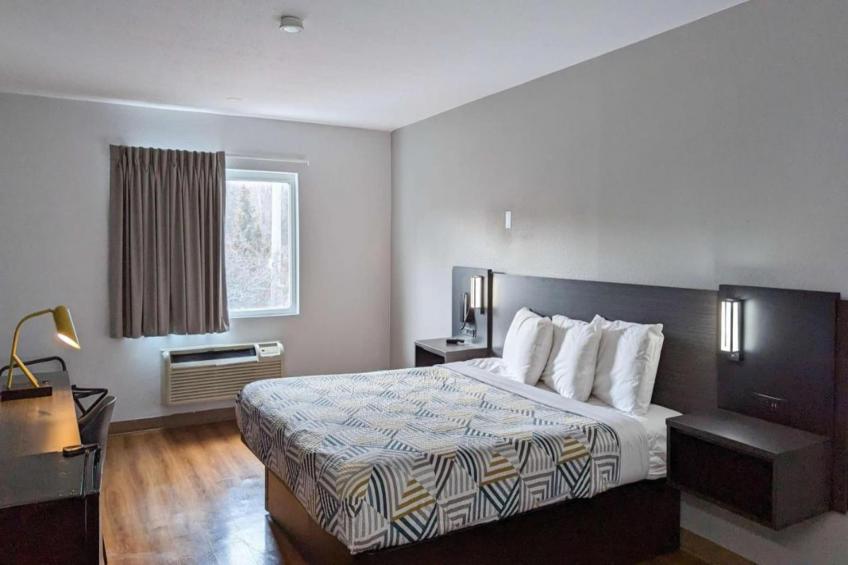 1 King Bed  Premium Mini Fridge - foto 13