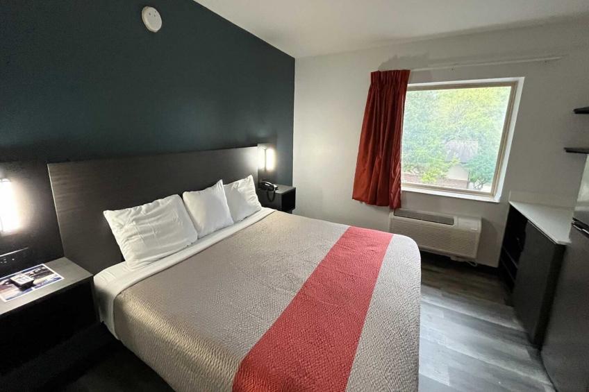 1 King Bed | Non-Smoking, Micfridge - foto 7