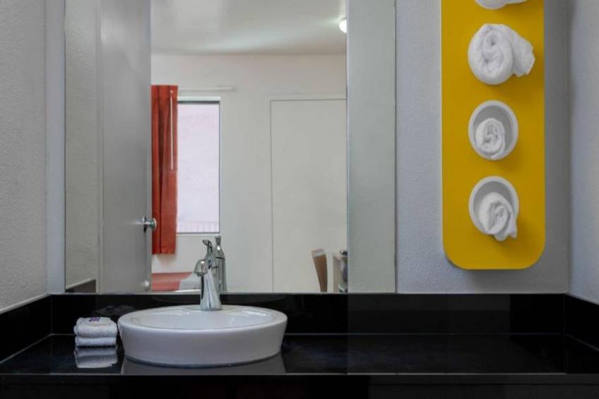 1 Queen Bed  ADA/RI Shower - foto 12