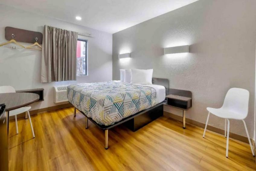 1 King Bed  Non-Smoking Micfridge - foto 18