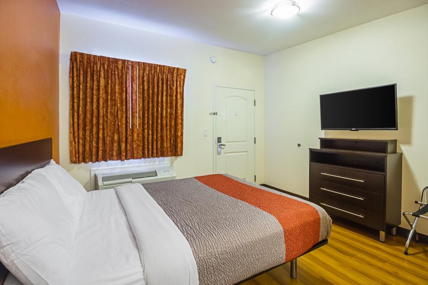 1 Queen Bed  Smoking Micfridge - foto 9
