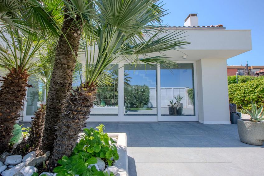 Elegante Villa am Strand, Jacuzzi und Garten