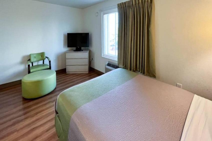 1 Queen Bed  Non-Smoking Kitchen - foto 16