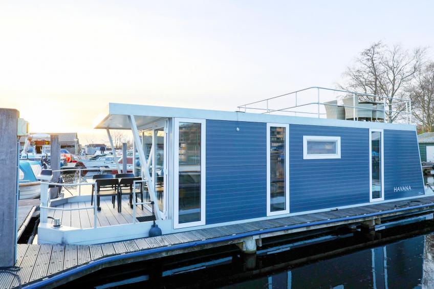 Houseboat with roof terrace and balcony (4 pers) "De Hoop"