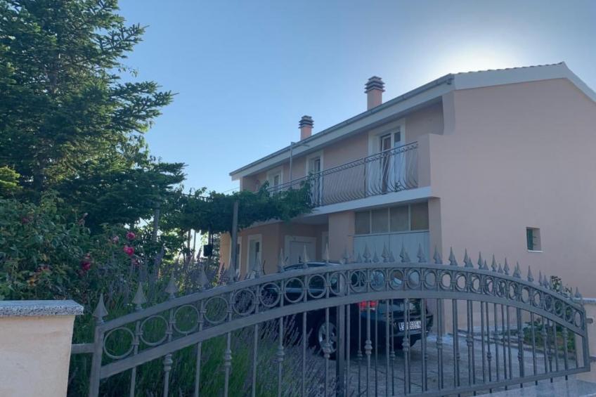 in Katuni mit privatem Parkplatz