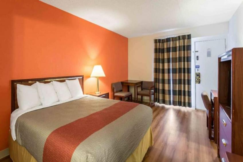 1 Queen Bed  Non-Smoking Micfridge - foto 4
