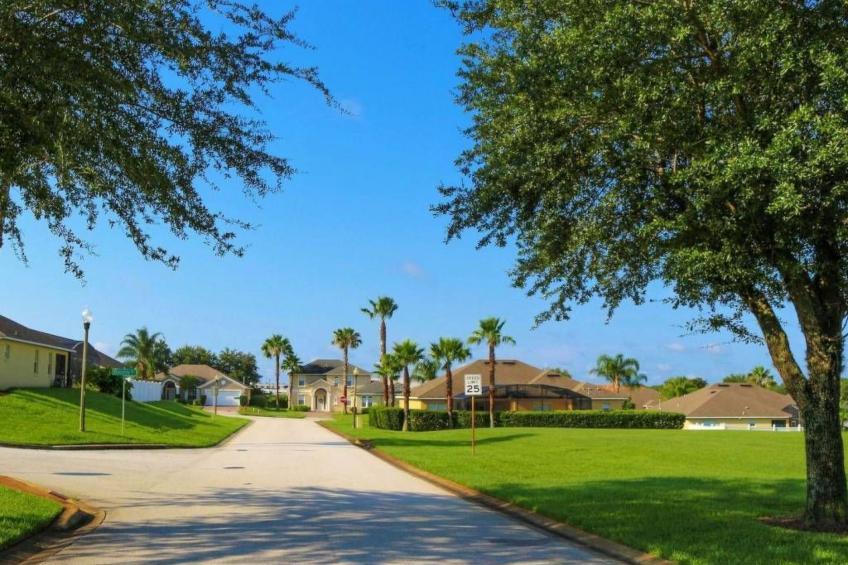 Sonniger Privatpool mit freistehendem Whirlpool und Filmraum - foto 35