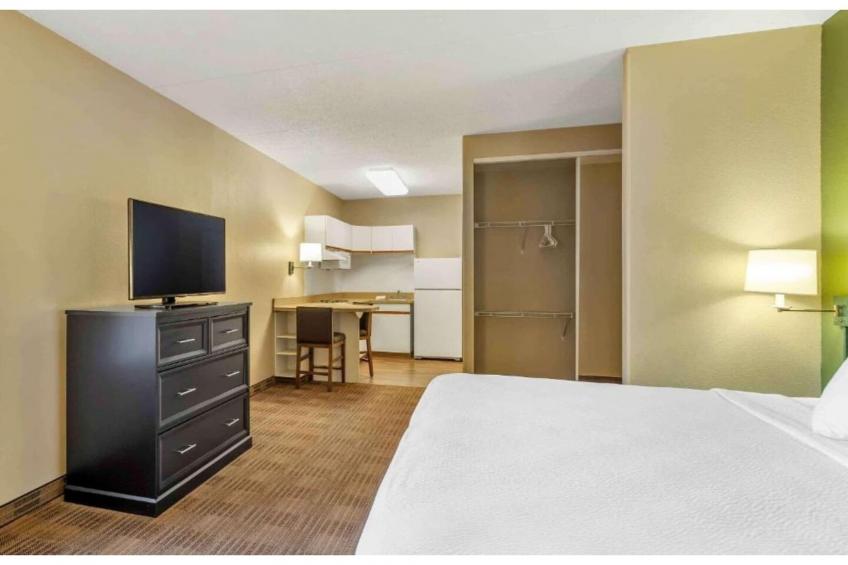 Studio 6 Vernon Hills ADA Queen bed RI Shower Nsmk  Kitchen - foto 9