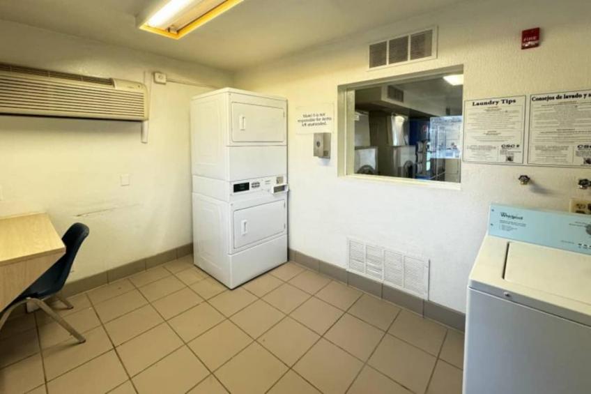 1 Full Bed  Non-Smoking Kitchen - foto 20