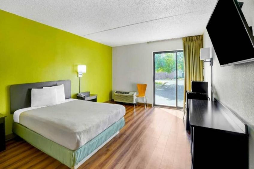 1 King Bed  Non-Smoking Micfridge