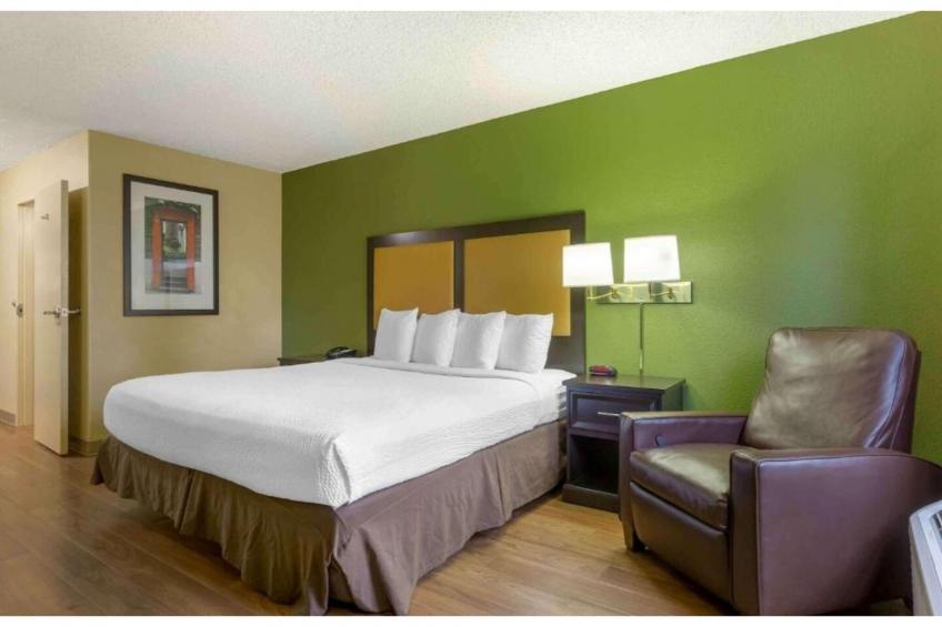 1 Queen Bed  ADA\/RI Shower\/Non-Smoking\/Kitchen - foto 23