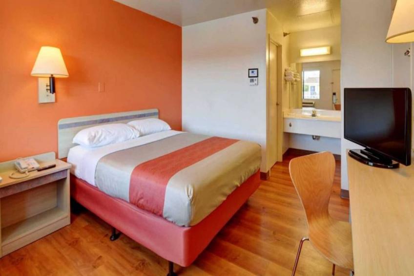 1 Queen Bed  ADA/Tub/Micfridge - foto 7