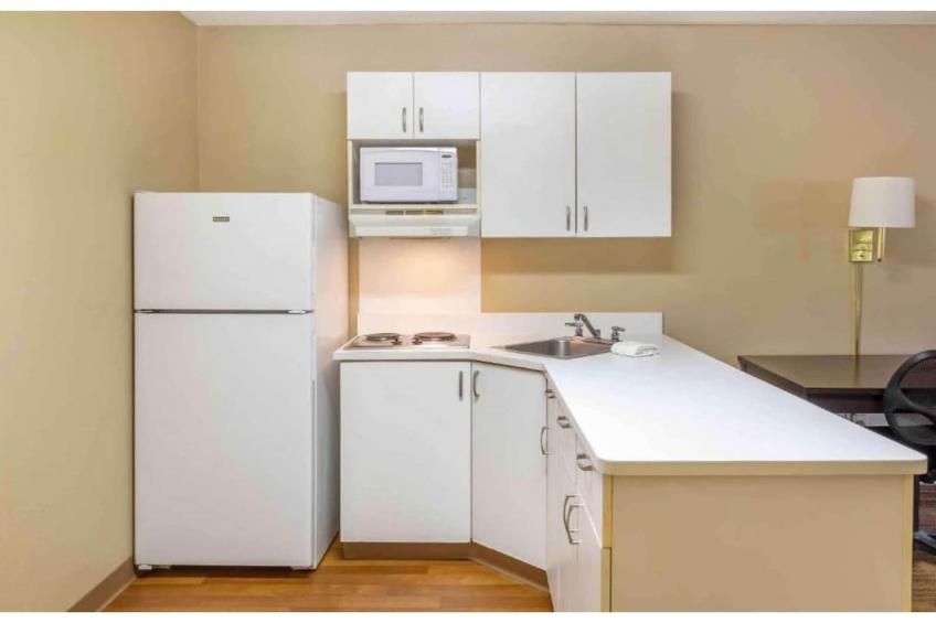 1 King Bed | Non-Smoking, Kitchen, Shower - foto 35