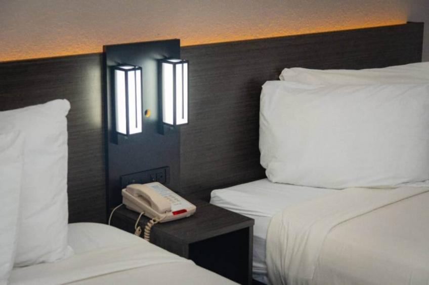 2 Queen Beds  ADA/Roll-In Shower Nsmk - foto 8