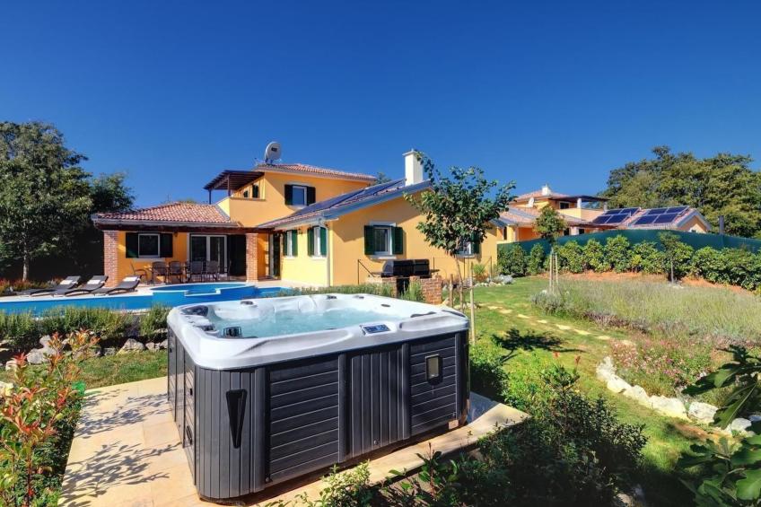 mit Pool, Whirlpool, Terrasse und Garten