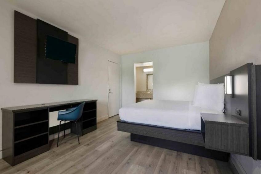 1 King Bed  Non-Smoking Kitchen - foto 7