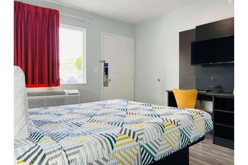 1 Queen Bed  Mini Fridge - foto 18