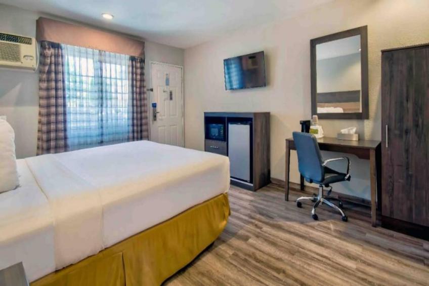 1 King Bed  Non-Smoking Kitchen - foto 16
