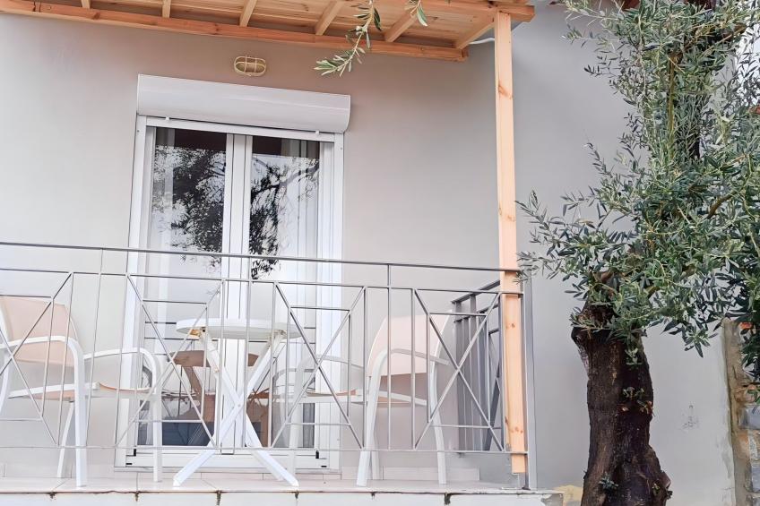 Berge und die ikonische Landebahn des Flughafens Skiathos - foto 16