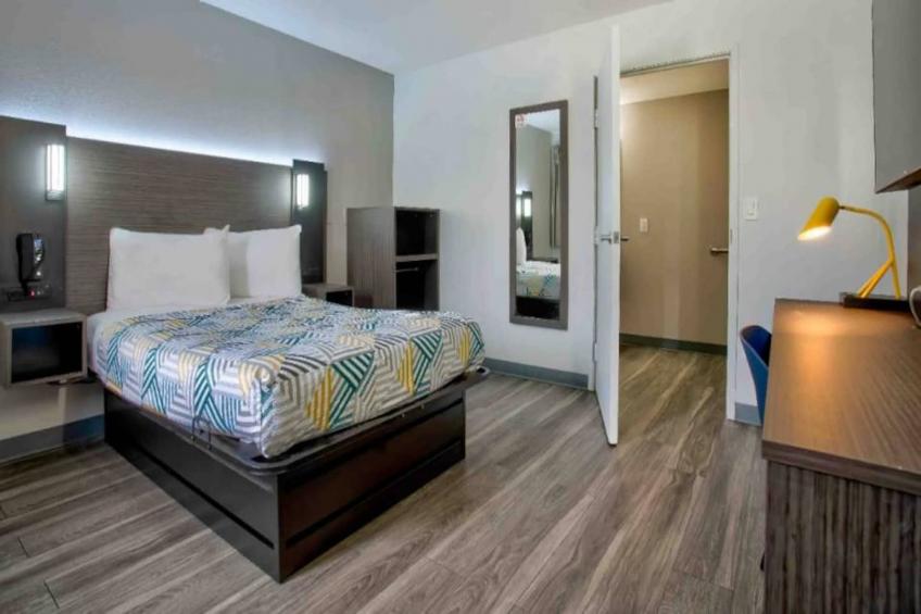 1 Queen Bed  Micfridge - foto 23