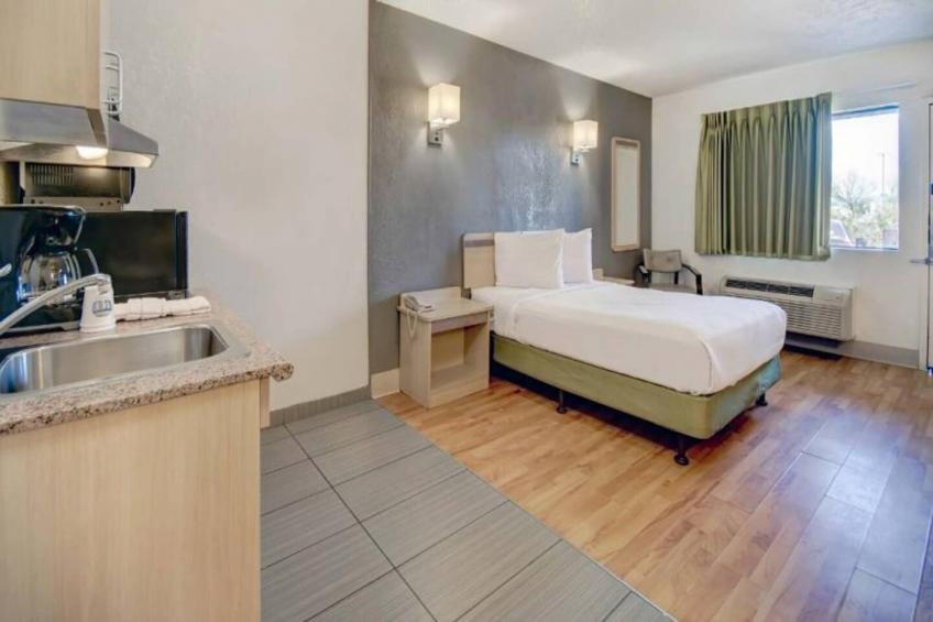 1 QUEEN BED  KITCHEN NON-SMOKING - foto 13