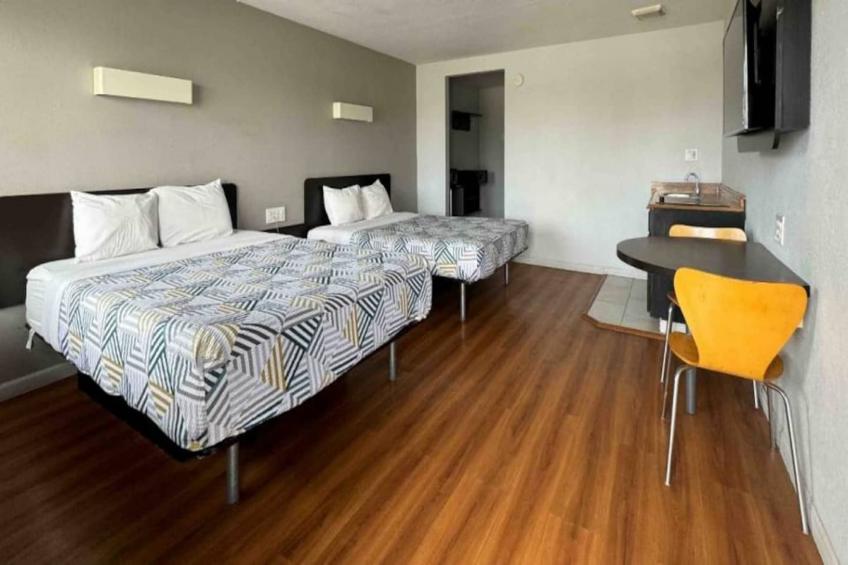 2 Queen Beds  Non-Smoking Micfridge - foto 15