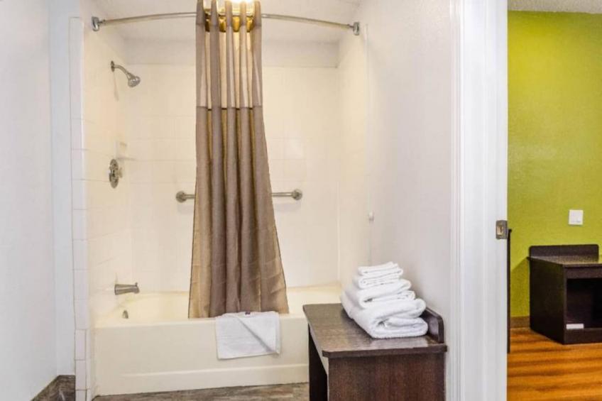 1 Queen Bed  Mobility Accessible Tub Nsmk - foto 7