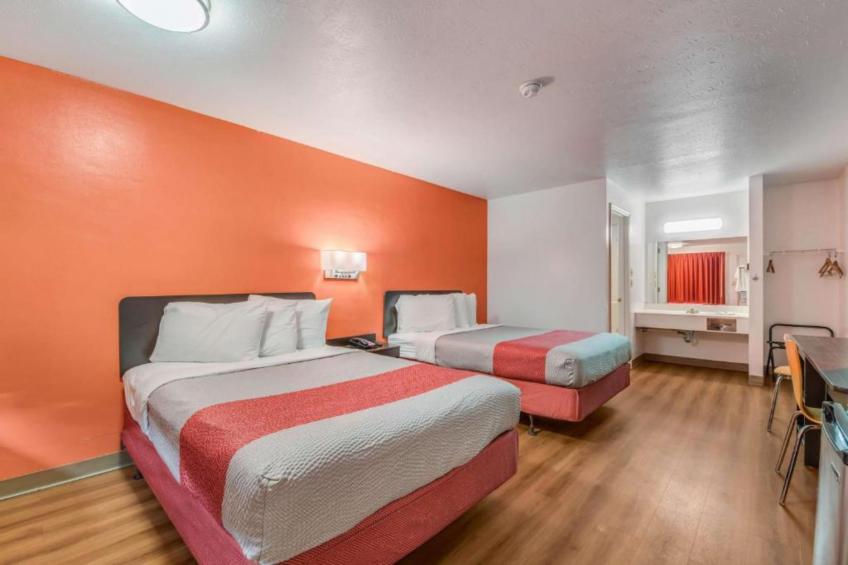 2 Full Beds  Non-Smoking Micfridge - foto 17