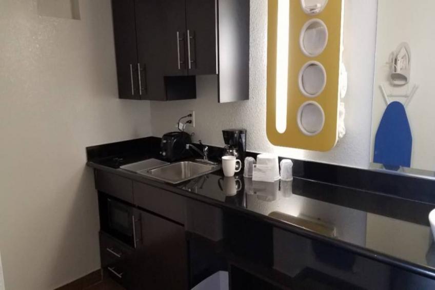 1 Queen Bed  Non-Smoking Kitchen - foto 26