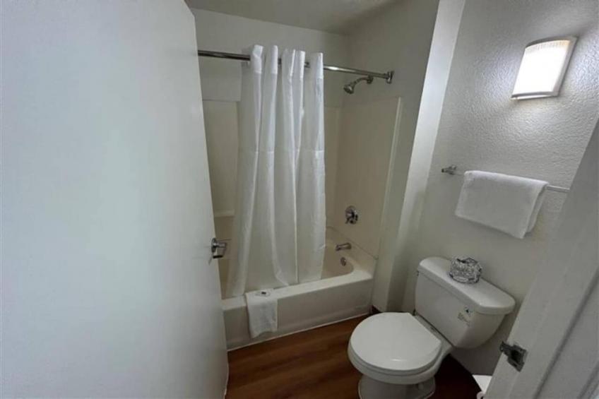 1 Queen Bed  Suite Non-Smoking Micfridge - foto 4