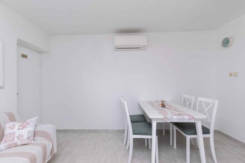 Holiday home with terrace and barbecue - BF-ZP6YR - foto 14
