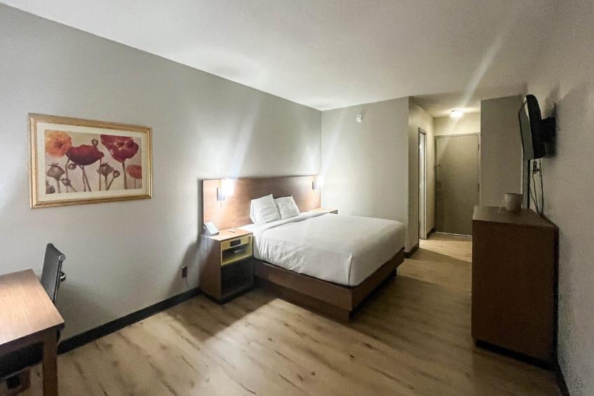 1 Queen Bed | Non-Smoking, Micfridge - foto 5