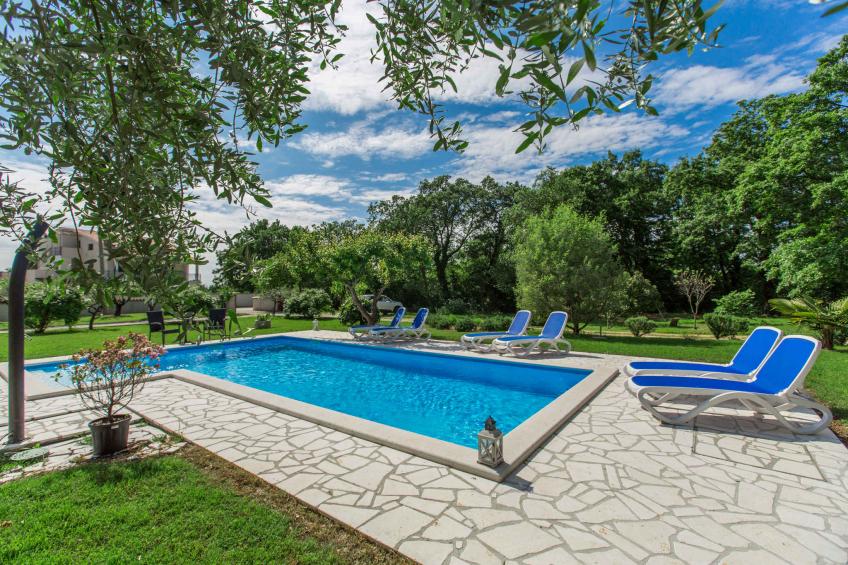 Vakantiewoning met zwembad en grote tuin - BF-HZPVC